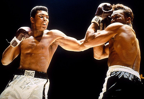 Dos boxeadores intercambiando golpes durante un combate