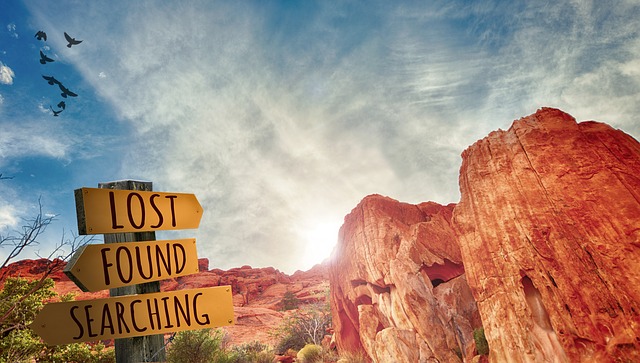 Señal de carretera con las palabras «Lost» y «Found» en un paisaje desértico al atardecer